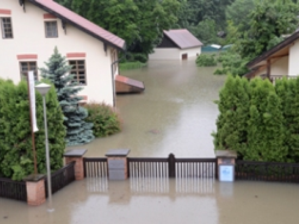 První velká povodeň v roce 2002 zalila celý areál Braunerova mlýna…