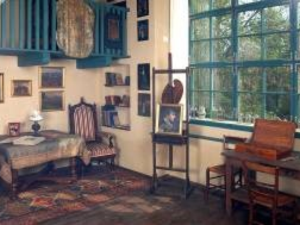 Interiér ateliéru vypadá, jako by malířka jen na chvíli odešla…