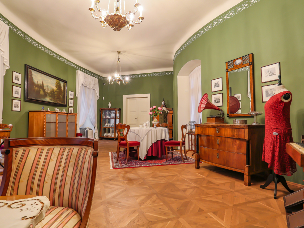 Zámecká prohlídková trasa Život v letovisku aneb jak se jezdilo do Roztok na letní byt