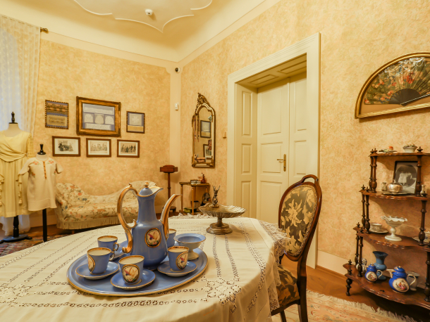 Zámecká prohlídková trasa Život v letovisku aneb jak se jezdilo do Roztok na letní byt