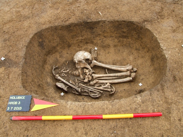 Hrob únětické kultury z Holubic.