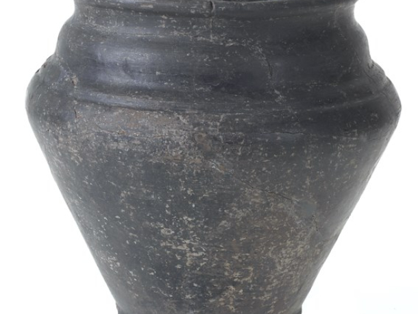 Keramická nádoba z doby laténské z Hostivice.