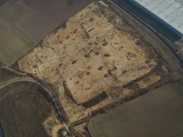 Letecký pohled na plochu výzkumu v areálu Tulipán Park v Hostivici.