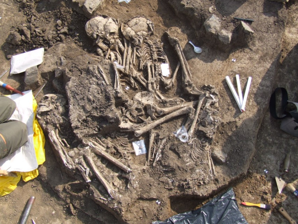 Odkryv hromadného pohřbu únětické kultury ve Velkých Přílepech.