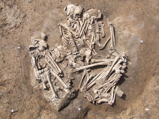 Hromadný pohřeb únětické kultury z Velkých Přílep.