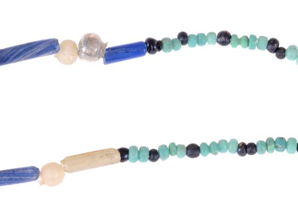 Skleněné korálky z doby stěhování národů z Hostivice.