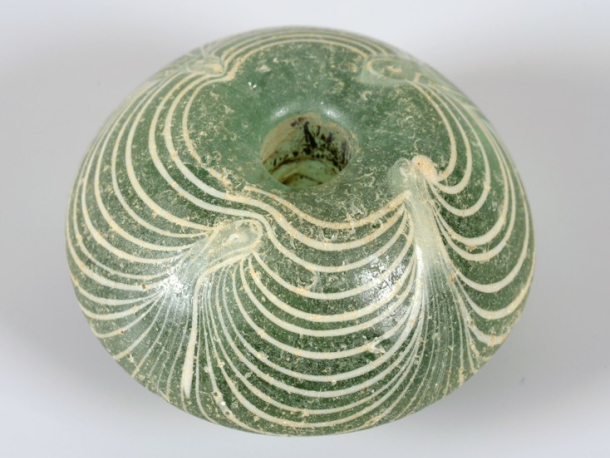 Skleněný korál z doby stěhování národů z Hostivice.