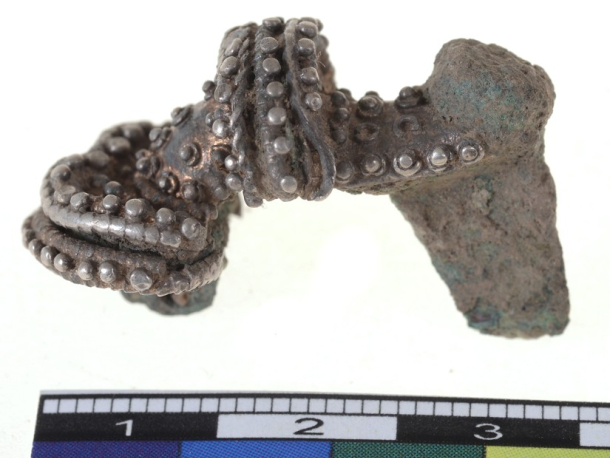 Kolínkovitá postříbřená spona z doby římské z Holubic.