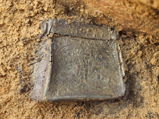 Stříbrná kaptorga s motivem pávů pod stromem života z Hostivice.