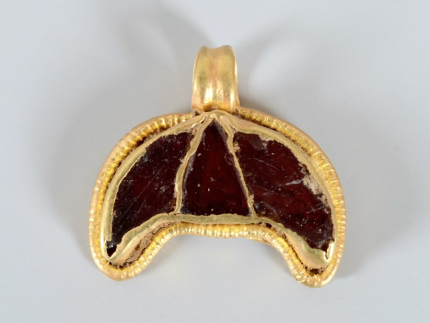 Zlatý závěsek s almandiny z doby stěhování národů z Hostivice.