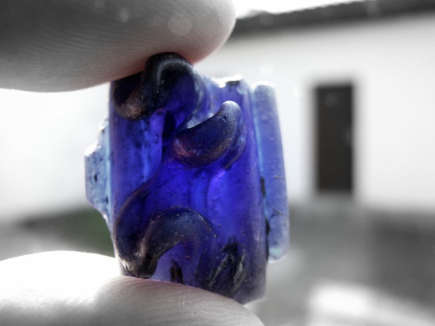 Zlomek skleněného laténského náramku ze Svrkyně.