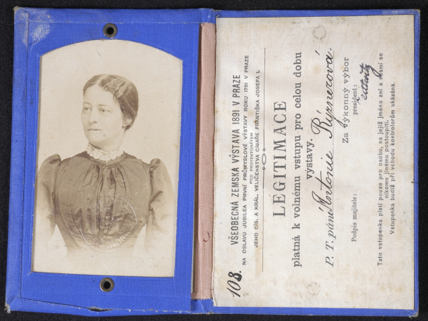 Ukázka z pozůstalosti Dr. Čeňka Rýznera. Legitimace vydaná Antonii Rýznerové pro volný vstup na Zemskou jubilejní výstavu v roce 1891 