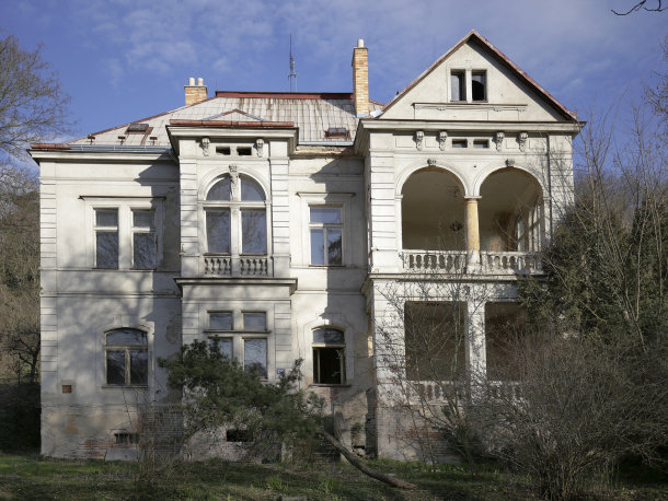 Procházka mezi vilami Tichého údolí