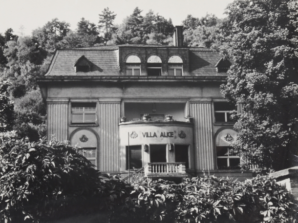 Procházka mezi vilami Tichého údolí