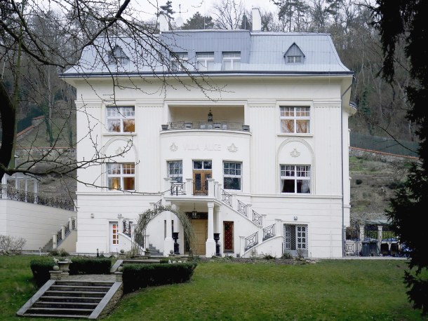 Procházka mezi vilami Tichého údolí