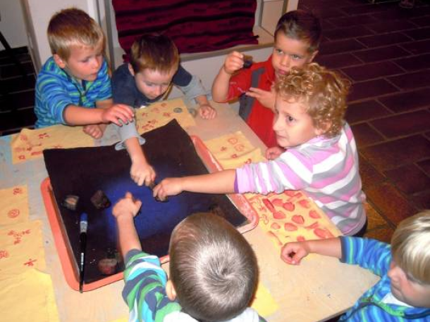 Tiskařskou barvířskou dílnu si už vyzkoušely třeba děti z MŠ v Úněticích