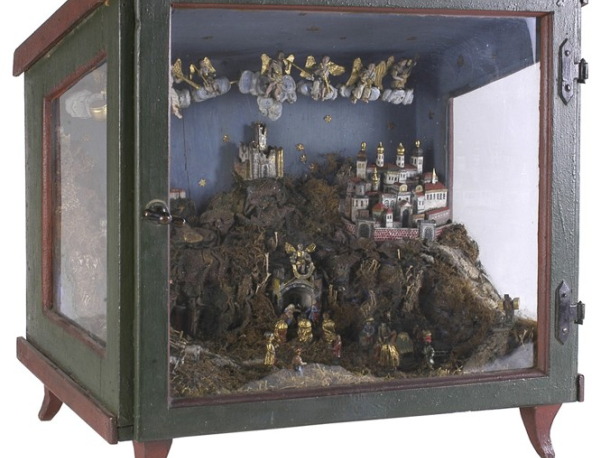 Skříňkový betlém z východních Čech (pravděpodobně Broumovsko), polychromovaná dřevořezba (figurky), lepenka, kašírování, konec 19. století, 52,5 x 52,5 x 36 cm.