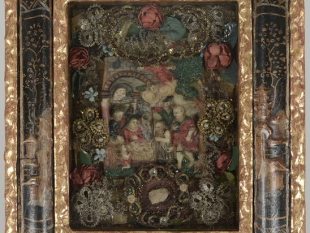 Klanění pastýřů, voskový reliéf v původním rámu, dracounová a textilní výzdoba, klášterní práce (?), střední Evropa, konec 18. století, 21,3 x 25 cm.