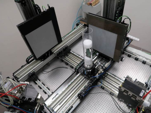 Bronzová dýka s pochvou, jeden z předmětů pokladu, byla na konci srpna nasnímána pomocí modulárního mikrotomografického scanneru v Centru Excelence v Telči. Zde jeden z výsledků – čelní 3D pohled… (Foto SM)