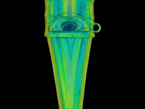 Bronzová dýka s pochvou, jeden z předmětů pokladu, byla na konci srpna nasnímána pomocí modulárního mikrotomografického scanneru v Centru Excelence v Telči. Zde jeden z výsledků – čelní 3D pohled… (Foto SM)