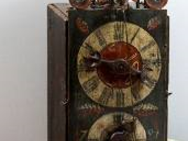 Celodřevěné hodiny s předním kyvadlem a původním skleněným závažím (2. pol. 18. století)