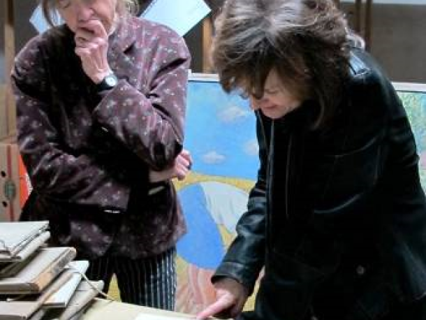 Isabellu Monzini v depozitáři roztockého muzea doprovázela historička Marcela Šášinková.