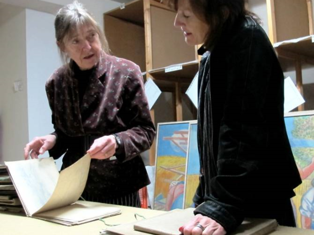 Isabellu Monzini v depozitáři roztockého muzea doprovázela historička Marcela Šášinková.