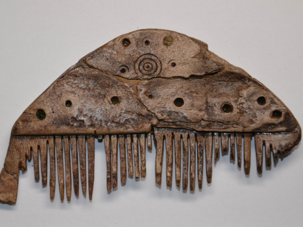 Kostěnný hřeben, ml. doba římská (počátek 4. století n. l.) – stav po restaurování