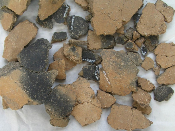 Nádoba s kulatým dnem, přelom neolitu a eneolitu – kultura lengyelská (4400 - 4300 př. n. l.) – stav před restaurováním