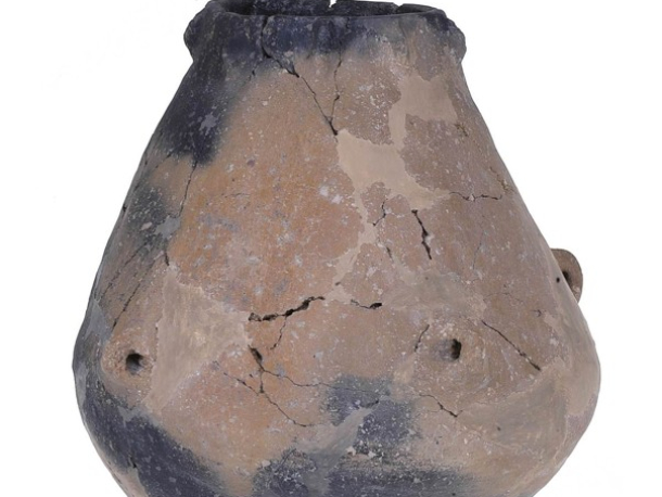 Nádoba s kulatým dnem, přelom neolitu a eneolitu – kultura lengyelská (4400 - 4300 př. n. l.) – stav po restaurování