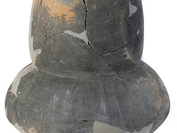 Etážovitá nádoba, mladší doba bronzová – kultura knovízská (1300 / 1200 - 1000 př. n. l.)