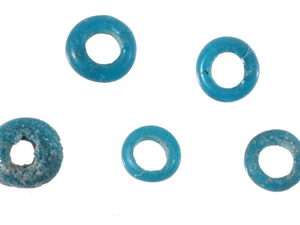 Skleněné korálky, mladší doba bronzová – kultura knovízská (1300 / 1200 - 1000 př. n. l.)