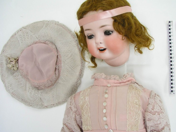 Panna s porcelánovou hlavou, Německo (Ernst Heubach), kolem r. 1920 – stav před restaurováním.