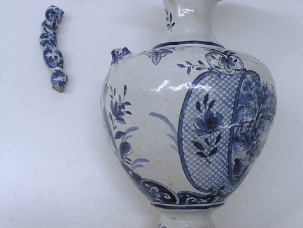 Konvice na víno, fajáns, Holandsko (2. pol. 19. stol.) – stav před restaurováním