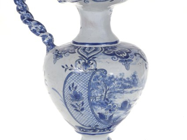 Konvice na víno, fajáns, Holandsko (2. pol. 19. stol.) – stav po restaurování