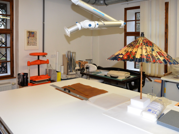 Laboratoř konzervace a restaurování papíru, usní a pergamenu