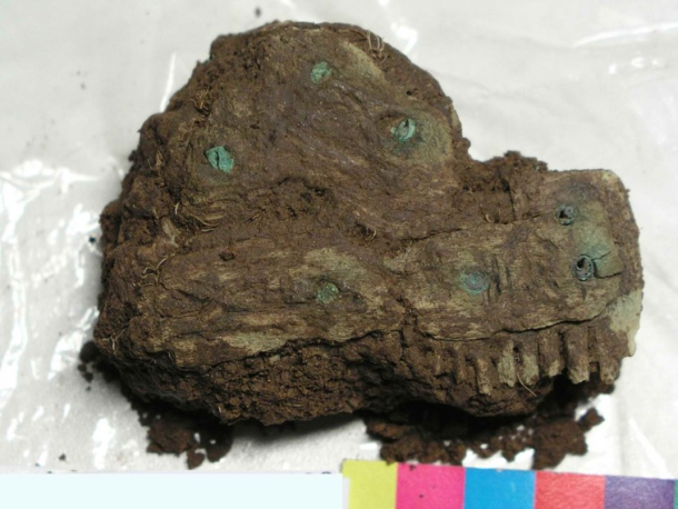 Kostěný hřeben s bronzovými nýtky, doba stěhování národů. Stav před konzervací.