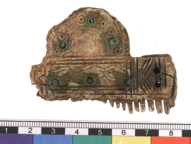 Kostěný hřeben s bronzovými nýtky, doba stěhování národů. Stav po konzervaci.