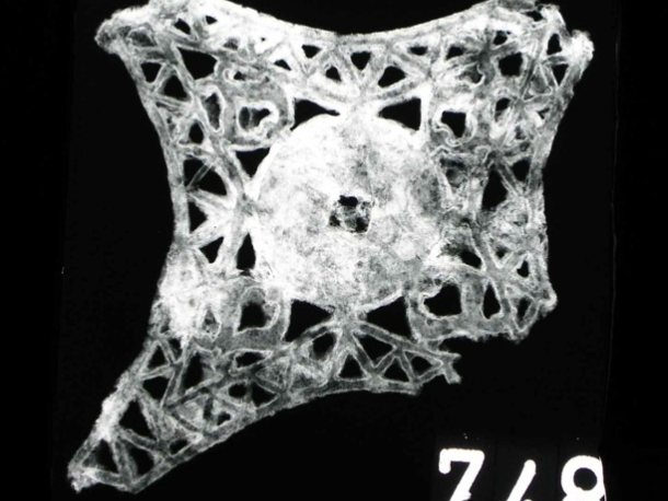 Rentgenový snímek fragmentu železného kování, období časného laténu.