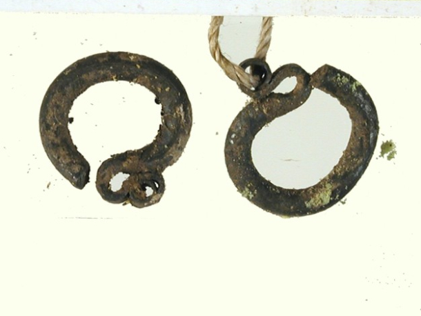 Stříbrné záušnice, období raného středověku. Stav před konzervací.