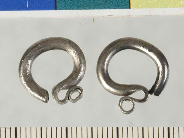 Stříbrné záušnice, období raného středověku. Stav po konzervaci.