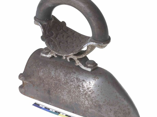 Krejčovská žehlička s vkládaným nahřívacím kovovým jádrem z druhé poloviny 19. století. Stav před konzervací.