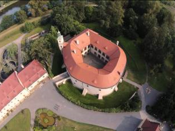 V kategorii Muzejní počin roku 2014 v rámci XIII. ročníku soutěže Gloria Musaealis 2014 je v užší nominaci i realizace projektu "Rekonstrukce a nové využití zámku v Roztokách u Prahy".  