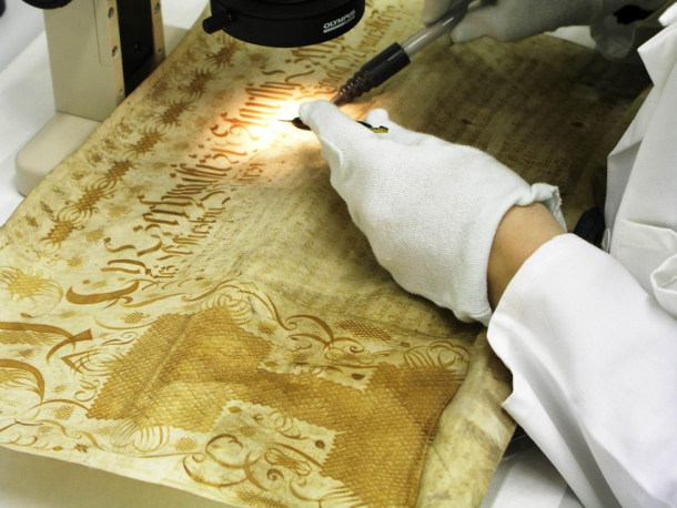 Cechovní listina z roku 1709 z města Kyšperk. Psaná na pergamenu. Restaurování po povodni v roce 2002.