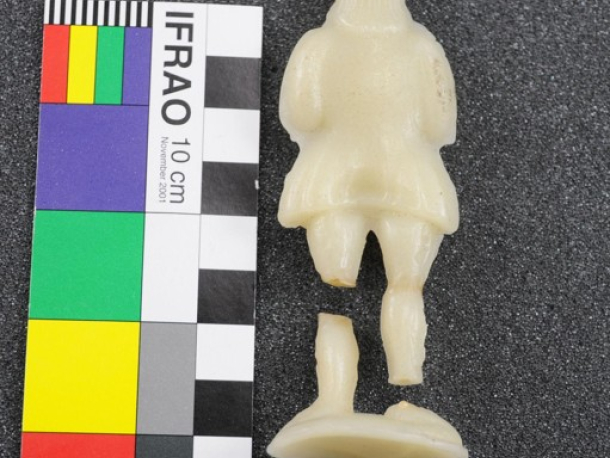 Obětina ve tvaru mužské postavy. Vosk, 19. stol. Před zásahem.