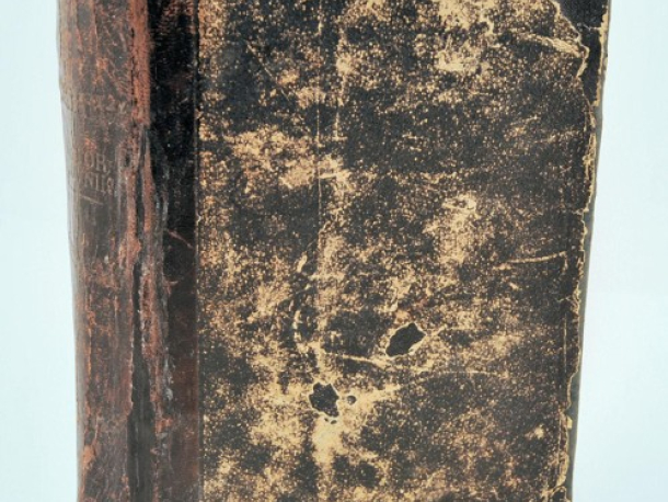 Polokožená vazba s papírovým potahem desek, 20. stol. Po zásahu.