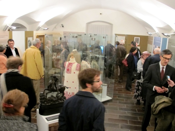 První návštěvníci výstavy krátce po vernisáži…; Foto: SMR – M. Uhlíková