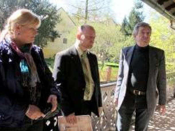 Braunerův mlýn si prohlíží radní Zdeněk Štefek v doprovodu ředitelky muzea Zity Suchánkové a Miroslava Kuličky za stavební dozor. 