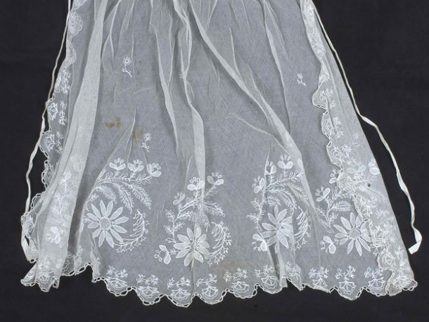 Šátek. Stav před restaurováním.