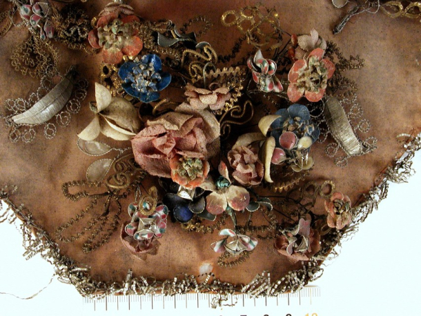 Detail relikviáře. Stav před restaurováním.